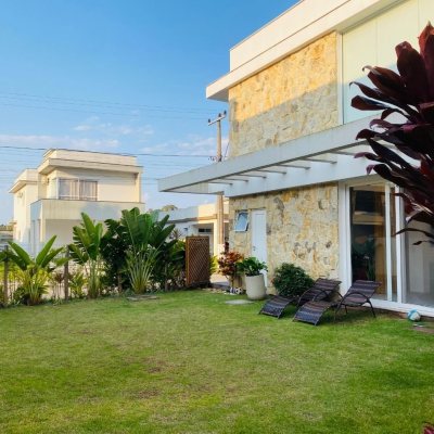 Casa em Condomínio com 267m², 5 quartos, 3 suítes, 2 garagens, no bairro Campeche em Florianópolis
