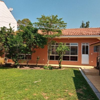 Casa Residencial com 306m², 2 quartos, 1 suíte, 1 garagem, no bairro Cachoeira Do Bom Jesus em Florianópolis