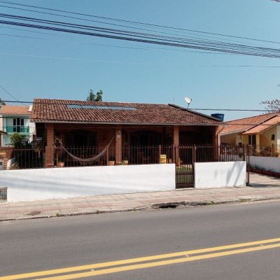 Casa Residencial com 306m², 2 quartos, 1 suíte, 1 garagem, no bairro Cachoeira Do Bom Jesus em Florianópolis