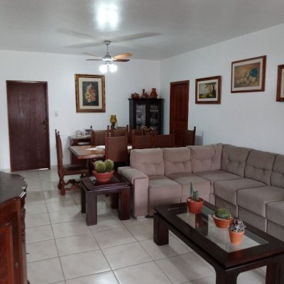 Casa Residencial com 306m², 2 quartos, 1 suíte, 1 garagem, no bairro Cachoeira Do Bom Jesus em Florianópolis