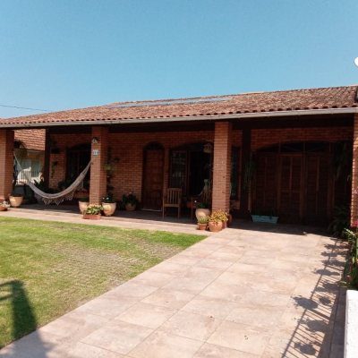 Casa Residencial com 306m², 2 quartos, 1 suíte, 1 garagem, no bairro Cachoeira Do Bom Jesus em Florianópolis