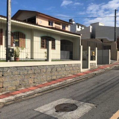 Casa Residencial com 92m², 3 quartos, 1 suíte, 2 garagens, no bairro Bela Vista em São José