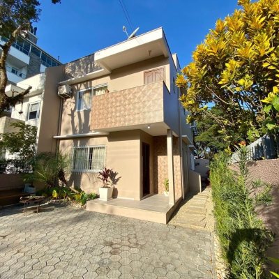 Casa Residencial com 133m², 4 quartos, 1 suíte, 2 garagens, no bairro Campeche em Florianópolis