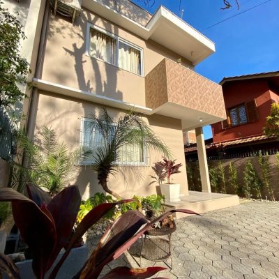 Casa Residencial com 133m², 4 quartos, 1 suíte, 2 garagens, no bairro Campeche em Florianópolis