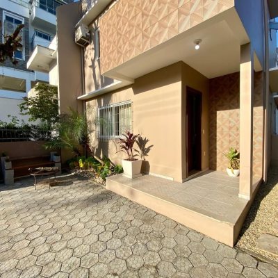 Casa Residencial com 133m², 4 quartos, 1 suíte, 2 garagens, no bairro Campeche em Florianópolis