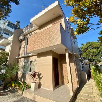 Casa Residencial com 133m², 4 quartos, 1 suíte, 2 garagens, no bairro Campeche em Florianópolis