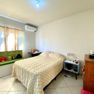 Casa Residencial com 133m², 4 quartos, 1 suíte, 2 garagens, no bairro Campeche em Florianópolis