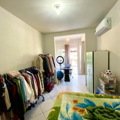 Casa Residencial com 133m², 4 quartos, 1 suíte, 2 garagens, no bairro Campeche em Florianópolis