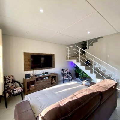 Casa Residencial com 133m², 4 quartos, 1 suíte, 2 garagens, no bairro Campeche em Florianópolis