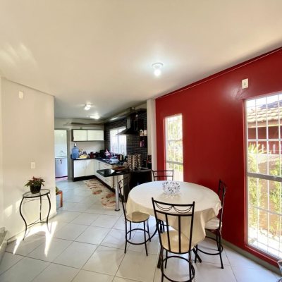 Casa Residencial com 133m², 4 quartos, 1 suíte, 2 garagens, no bairro Campeche em Florianópolis