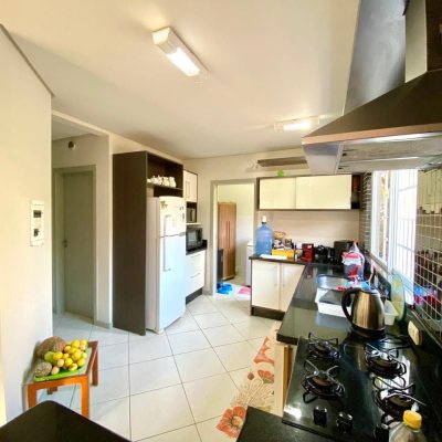 Casa Residencial com 133m², 4 quartos, 1 suíte, 2 garagens, no bairro Campeche em Florianópolis