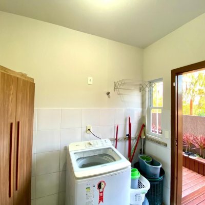 Casa Residencial com 133m², 4 quartos, 1 suíte, 2 garagens, no bairro Campeche em Florianópolis