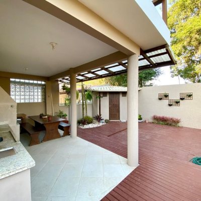 Casa Residencial com 133m², 4 quartos, 1 suíte, 2 garagens, no bairro Campeche em Florianópolis