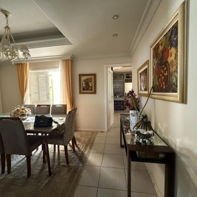 Casa Residencial com 229m², 4 quartos, 1 suíte, 4 garagens, no bairro Itacorubi em Florianópolis