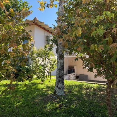 Casa Residencial com 229m², 4 quartos, 1 suíte, 4 garagens, no bairro Itacorubi em Florianópolis