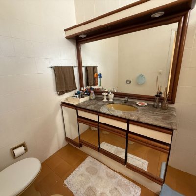 Casa Residencial com 229m², 4 quartos, 1 suíte, 4 garagens, no bairro Itacorubi em Florianópolis