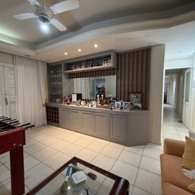 Casa Residencial com 229m², 4 quartos, 1 suíte, 4 garagens, no bairro Itacorubi em Florianópolis