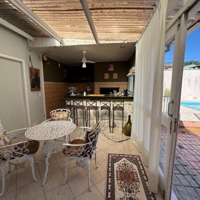 Casa Residencial com 229m², 4 quartos, 1 suíte, 4 garagens, no bairro Itacorubi em Florianópolis