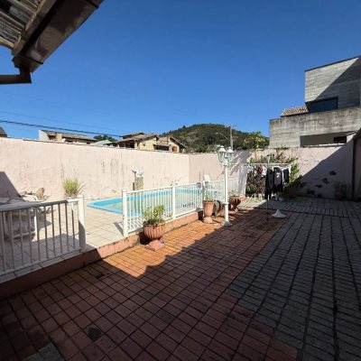 Casa Residencial com 229m², 4 quartos, 1 suíte, 4 garagens, no bairro Itacorubi em Florianópolis