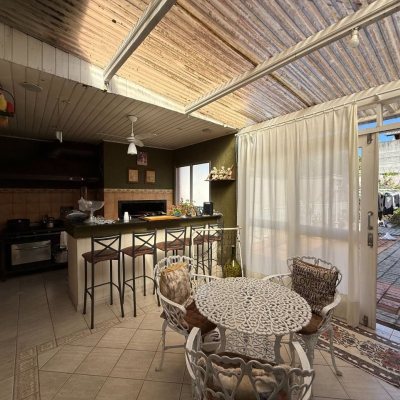 Casa Residencial com 229m², 4 quartos, 1 suíte, 4 garagens, no bairro Itacorubi em Florianópolis