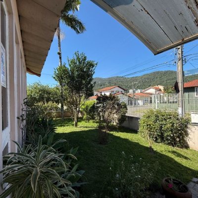 Casa Residencial com 229m², 4 quartos, 1 suíte, 4 garagens, no bairro Itacorubi em Florianópolis