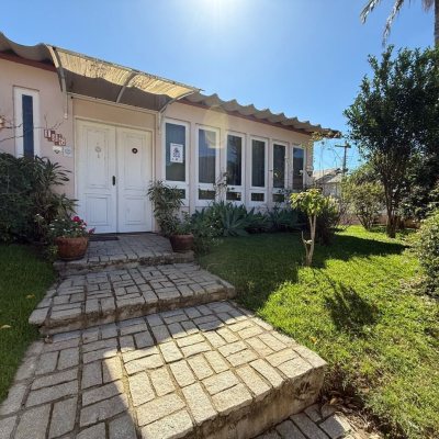 Casa Residencial com 229m², 4 quartos, 1 suíte, 4 garagens, no bairro Itacorubi em Florianópolis