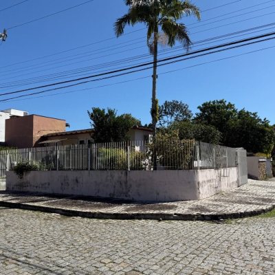Casa Residencial com 229m², 4 quartos, 1 suíte, 4 garagens, no bairro Itacorubi em Florianópolis