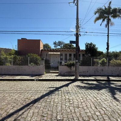 Casa Residencial com 229m², 4 quartos, 1 suíte, 4 garagens, no bairro Itacorubi em Florianópolis