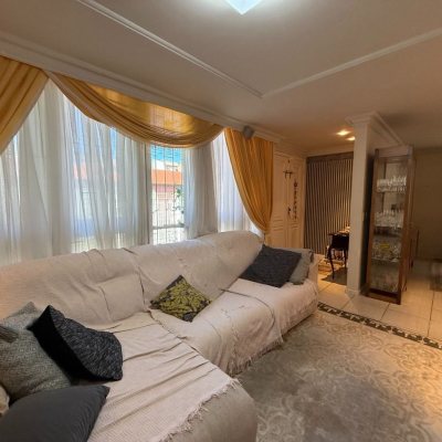 Casa Residencial com 229m², 4 quartos, 1 suíte, 4 garagens, no bairro Itacorubi em Florianópolis