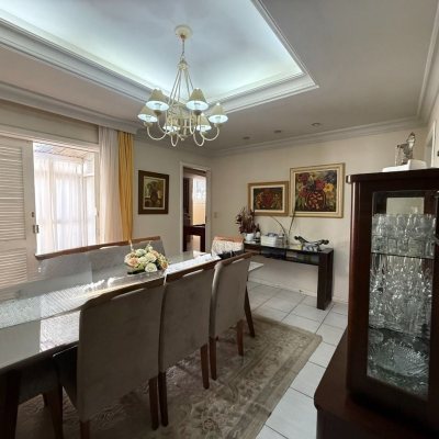 Casa Residencial com 229m², 4 quartos, 1 suíte, 4 garagens, no bairro Itacorubi em Florianópolis