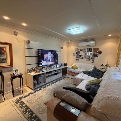 Casa Residencial com 229m², 4 quartos, 1 suíte, 4 garagens, no bairro Itacorubi em Florianópolis