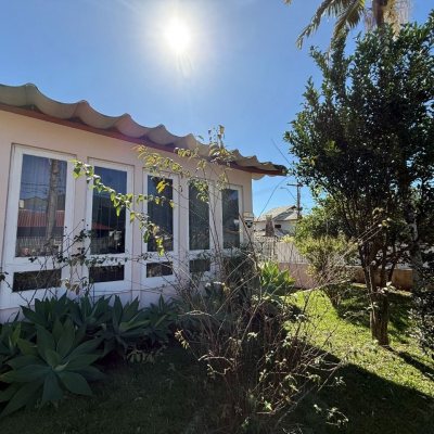 Casa Residencial com 229m², 4 quartos, 1 suíte, 4 garagens, no bairro Itacorubi em Florianópolis