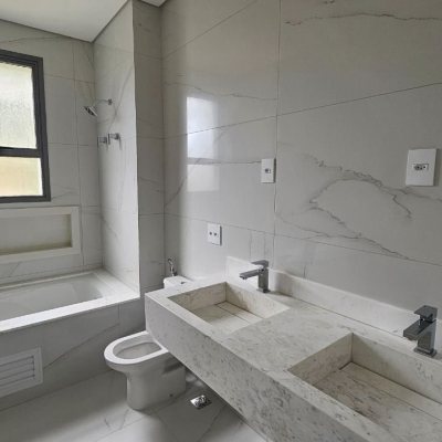 Cobertura com 167m², 3 quartos, 3 suítes, 3 garagens, no bairro Cacupé em Florianópolis