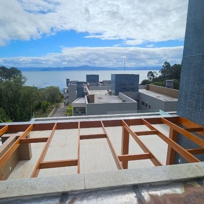 Cobertura com 167m², 3 quartos, 3 suítes, 3 garagens, no bairro Cacupé em Florianópolis