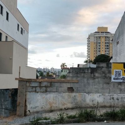 Terreno Comercial/Residencial com 300m², no bairro Barreiros em São José