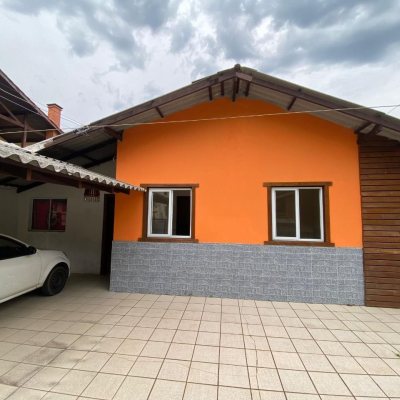 Casa Residencial com 120m², 2 quartos, 2 garagens, no bairro Ribeirão Da Ilha em Florianópolis