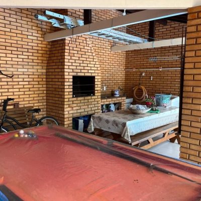 Casa Residencial com 173m², 4 quartos, 1 suíte, 3 garagens, no bairro Praia Grande em Governador Celso Ramos