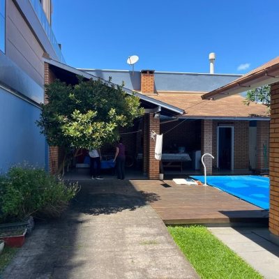 Casa Residencial com 173m², 4 quartos, 1 suíte, 3 garagens, no bairro Praia Grande em Governador Celso Ramos