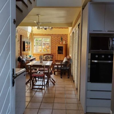 Casa Residencial com 173m², 4 quartos, 1 suíte, 3 garagens, no bairro Praia Grande em Governador Celso Ramos