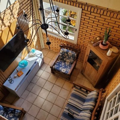 Casa Residencial com 173m², 4 quartos, 1 suíte, 3 garagens, no bairro Praia Grande em Governador Celso Ramos