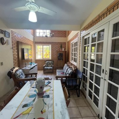 Casa Residencial com 173m², 4 quartos, 1 suíte, 3 garagens, no bairro Praia Grande em Governador Celso Ramos