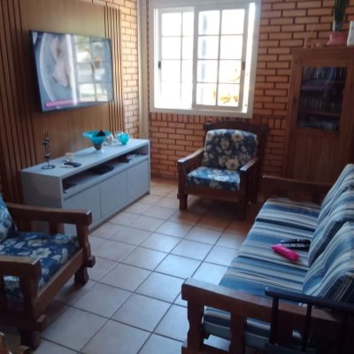 Casa Residencial com 173m², 4 quartos, 1 suíte, 3 garagens, no bairro Praia Grande em Governador Celso Ramos