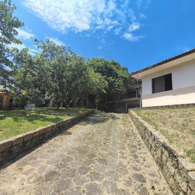 Casa Residencial com 560m², 4 quartos, 1 suíte, 6 garagens, no bairro Monte Verde em Florianópolis