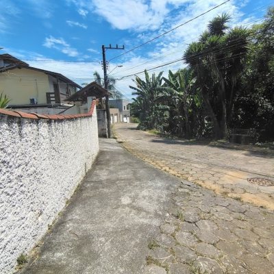 Casa Residencial com 560m², 4 quartos, 1 suíte, 6 garagens, no bairro Monte Verde em Florianópolis