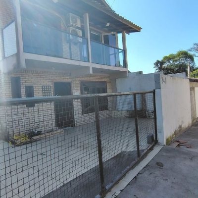 Casa Residencial com 140m², 3 quartos (sendo 1 suíte), 2 garagens, no bairro Ponta Das Canas em Florianópolis
