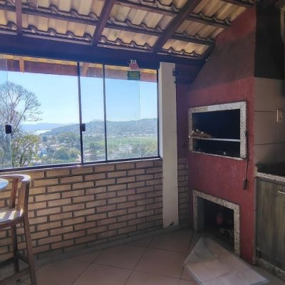 Casa Residencial com 140m², 3 quartos (sendo 1 suíte), 2 garagens, no bairro Ponta Das Canas em Florianópolis