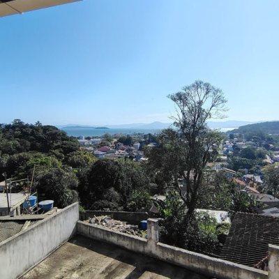 Casa Residencial com 140m², 3 quartos (sendo 1 suíte), 2 garagens, no bairro Ponta Das Canas em Florianópolis