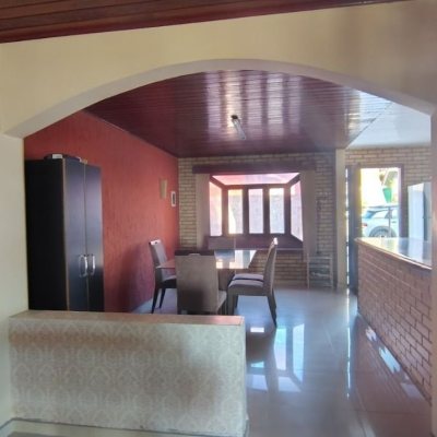 Casa Residencial com 140m², 3 quartos (sendo 1 suíte), 2 garagens, no bairro Ponta Das Canas em Florianópolis