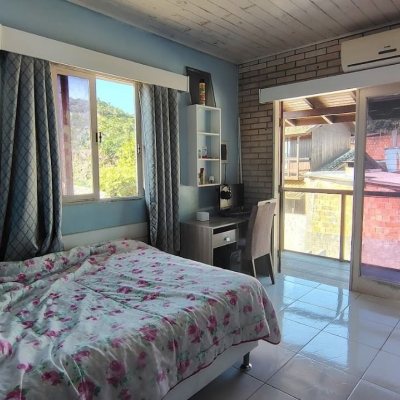 Casa Residencial com 140m², 3 quartos (sendo 1 suíte), 2 garagens, no bairro Ponta Das Canas em Florianópolis