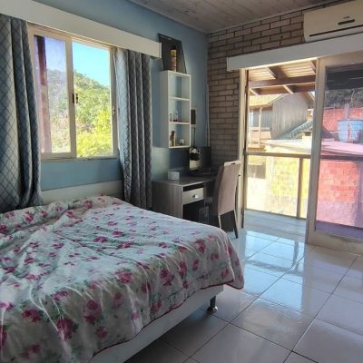 Casa Residencial com 140m², 3 quartos (sendo 1 suíte), 2 garagens, no bairro Ponta Das Canas em Florianópolis